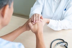 Ręka doktorska kobieta trzymający dalej jej starszego pacjenta obrazy stock Ręka doktorska kobieta trzymający dalej jej starszego pacjenta obrazy stock