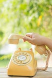 Ręka - podnosi up starego dnia telefon lub obrotowego telefon fotografia royalty free Ręka - podnosi up starego dnia telefon lub obrotowego telefon fotografia royalty free