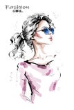 Ręka rysująca piękna młoda kobieta z ponytail Elegancka blondynka włosy dziewczyna Mody kobiety spojrzenie Żeński charakter w oku royalty ilustracja Ręka rysująca piękna młoda kobieta z ponytail Elegancka blondynka włosy dziewczyna Mody kobiety spojrzenie Żeński charakter w oku royalty ilustracja