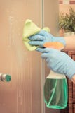 Ręka starsza kobiety cleaning prysznic używać zielonego microfiber płótno i detergent, gospodarstwo domowe obowiązków pojęcie zdjęcie royalty free Ręka starsza kobiety cleaning prysznic używać zielonego microfiber płótno i detergent, gospodarstwo domowe obowiązków pojęcie zdjęcie royalty free
