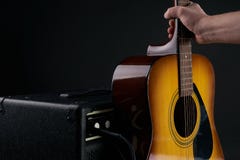 Ręka stawia akustyczną klasyczną gitarę combo amplifikator Zdjęcie Royalty Free Ręka stawia akustyczną klasyczną gitarę combo amplifikator Zdjęcie Royalty Free