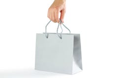 Ręka trzyma piękną prezent szarość torbę z bliska pojedynczy białe tło obrazy stock Ręka trzyma piękną prezent szarość torbę z bliska pojedynczy białe tło obrazy stock