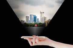 Ręka używa smartphone patrzeje pastylkę lub, dla nieruchomości 3 d pojęcia pojedynczy utylizacji inwestycji Obrazy Royalty Free Ręka używa smartphone patrzeje pastylkę lub, dla nieruchomości 3 d pojęcia pojedynczy utylizacji inwestycji Obrazy Royalty Free