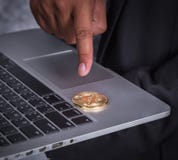 Ręka wskazuje złotego bitcoin z laptopem zdjęcia stock Ręka wskazuje złotego bitcoin z laptopem zdjęcia stock