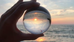 Ręki mienia crystall magiczna piłka nad pięknym natura krajobrazem, podróży pojęcie zbiory Ręki mienia crystall magiczna piłka nad pięknym natura krajobrazem, podróży pojęcie zbiory