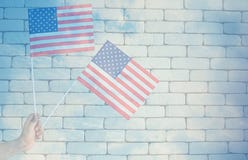 Ręki mienia usa Amerykańskie flagi zdjęcie stock Ręki mienia usa Amerykańskie flagi zdjęcie stock
