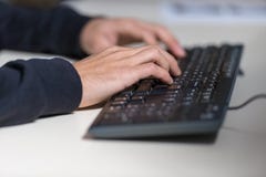 Ręki młody komputerowy sicience uczeń na komputerowej klawiaturze obraz stock Ręki młody komputerowy sicience uczeń na komputerowej klawiaturze obraz stock
