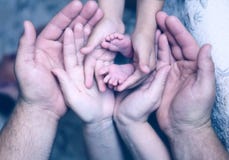 Ręki ojciec, matka, córki utrzymania cieków mały dziecko Życzliwa szczęśliwa rodzina obraz stock Ręki ojciec, matka, córki utrzymania cieków mały dziecko Życzliwa szczęśliwa rodzina obraz stock