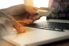 Ręki używać laptop i trzymający kredytową kartę z ogólnospołecznymi środkami Zdjęcia Stock Ręki używać laptop i trzymający kredytową kartę z ogólnospołecznymi środkami Zdjęcia Stock