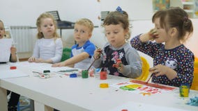 ` S das crianças que desenvolve uma sala de jogo Emoções das jovens crianças durante classes divertidos as crianças pintam com de vídeos de arquivo ` S das crianças que desenvolve uma sala de jogo Emoções das jovens crianças durante classes divertidos as crianças pintam com de vídeos de arquivo