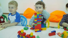 ` S das crianças que desenvolve uma sala de jogo Emoções das jovens crianças durante classes divertidos Construções da construção video estoque ` S das crianças que desenvolve uma sala de jogo Emoções das jovens crianças durante classes divertidos Construções da construção video estoque