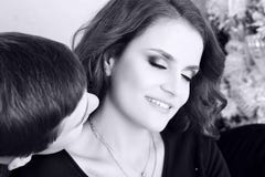 ` S Frau des gutaussehenden Mannes küssender Hals Lizenzfreie Stockfotos ` S Frau des gutaussehenden Mannes küssender Hals Lizenzfreie Stockfotos