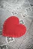 s karciany valentine Czerwony odczuwany serce na koronkowym i drewnianym rocznika stole Obrazy Stock s karciany valentine Czerwony odczuwany serce na koronkowym i drewnianym rocznika stole Obrazy Stock