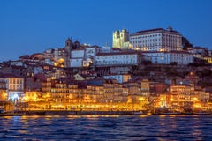 ` S Ribeira no crepúsculo, Portugal de Porto fotografia de stock ` S Ribeira no crepúsculo, Portugal de Porto fotografia de stock
