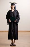 s'user d'étudiant de fixation de robe de diplôme de capuchon photos stock s'user d'étudiant de fixation de robe de diplôme de capuchon photos stock