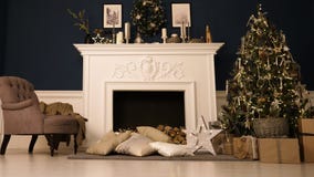 ` S Ève de nouvelle année Bonne année et Noël Une salle confortable avec la cheminée, il y a un arbre de Noël décoré des jouets image stock ` S Ève de nouvelle année Bonne année et Noël Une salle confortable avec la cheminée, il y a un arbre de Noël décoré des jouets image stock