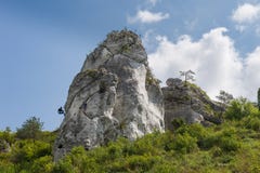 S'élever sur la roche jurassique Une vue atmosphérique de Jura Ciel bleu et nuages photos libres de droits S'élever sur la roche jurassique Une vue atmosphérique de Jura Ciel bleu et nuages photos libres de droits