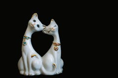` S черного кота Figurine 2 изолированное на черноте стоковое изображение ` S черного кота Figurine 2 изолированное на черноте стоковое изображение