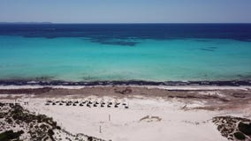 Sa Rapita, Μαγιόρκα Ισπανία Καταπληκτικό εναέριο τοπίο κηφήνων της γοητευτικής παραλίας ES Rapita και της τυρκουάζ θάλασσας απόθεμα βίντεο Sa Rapita, Μαγιόρκα Ισπανία Καταπληκτικό εναέριο τοπίο κηφήνων της γοητευτικής παραλίας ES Rapita και της τυρκουάζ θάλασσας απόθεμα βίντεο