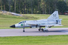 SAAB 37 aviões de lutador de Viggen na pista de decolagem fotos de stock SAAB 37 aviões de lutador de Viggen na pista de decolagem fotos de stock