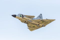 SAAB 37 aviões de lutador de Viggen voa perto imagem de stock SAAB 37 aviões de lutador de Viggen voa perto imagem de stock