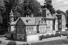 Saaremaa, Эстония - Juliy 17 2016 уютных старых деревянных домов роскошных Стоковое Изображение RF Saaremaa, Эстония - Juliy 17 2016 уютных старых деревянных домов роскошных Стоковое Изображение RF