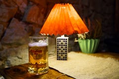 SABILE, LETONIA - 21 DE ABRIL DE 2019: Vidrio de cerveza ligera de Uzavas en un restaurante de Krogs fotografía de archivo libre de regalías SABILE, LETONIA - 21 DE ABRIL DE 2019: Vidrio de cerveza ligera de Uzavas en un restaurante de Krogs fotografía de archivo libre de regalías