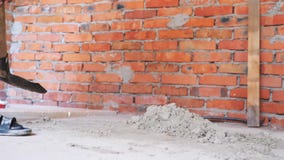 Sable de creusement de pelle Concept de construction Pelle avec le sable Sable de creusement près de mur de briques rouge avec la banque de vidéos Sable de creusement de pelle Concept de construction Pelle avec le sable Sable de creusement près de mur de briques rouge avec la banque de vidéos