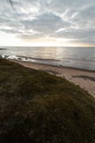 Sable de mousse et ciel nuageux sur la plage sur la mer baltique - Veczemju Klintis, Lettonie - 13 avril 2019 images stock Sable de mousse et ciel nuageux sur la plage sur la mer baltique - Veczemju Klintis, Lettonie - 13 avril 2019 images stock