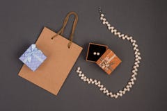 sac de cadeau, boîte-cadeau dans des points de polka avec des bijoux de perle sur le Ba gris image libre de droits sac de cadeau, boîte-cadeau dans des points de polka avec des bijoux de perle sur le Ba gris image libre de droits