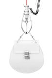 Sac de luxe de femmes de cuir blanc dans la griffe robotique de Chrome 3d rendent illustration stock Sac de luxe de femmes de cuir blanc dans la griffe robotique de Chrome 3d rendent illustration stock