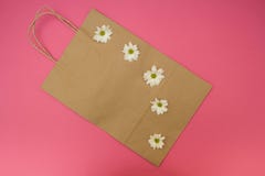 Sac de papier pour un shopaholic photographie stock libre de droits Sac de papier pour un shopaholic photographie stock libre de droits