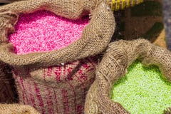 Sac de rose et de vert secs de tapioca sur la table en bois Images libres de droits Sac de rose et de vert secs de tapioca sur la table en bois Images libres de droits