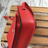 Sac rouge sur un fond en bois photo stock Sac rouge sur un fond en bois photo stock