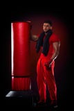 Sac se tenant prêt de boxe de jeune homme photos libres de droits Sac se tenant prêt de boxe de jeune homme photos libres de droits