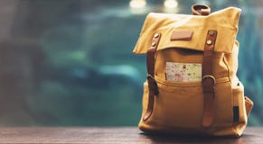 Sac à dos de hippie et plan rapproché jaunes de carte Vue de sac de touristes avant de voyageur sur l'aquarium bleu de mer de fon image libre de droits Sac à dos de hippie et plan rapproché jaunes de carte Vue de sac de touristes avant de voyageur sur l'aquarium bleu de mer de fon image libre de droits