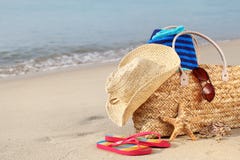 Sacchetto della spiaggia di estate sulla spiaggia sabbiosa fotografia stock Sacchetto della spiaggia di estate sulla spiaggia sabbiosa fotografia stock