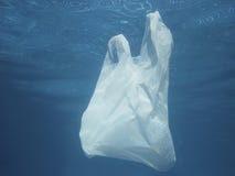 Sacchetto di plastica che galleggia nell'acqua Ambientale inquinante riciclaggio immagini stock libere da diritti Sacchetto di plastica che galleggia nell'acqua Ambientale inquinante riciclaggio immagini stock libere da diritti