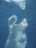 Sacchetto di plastica che galleggia nell'acqua Ambientale inquinante Ricicli immagini stock Sacchetto di plastica che galleggia nell'acqua Ambientale inquinante Ricicli immagini stock