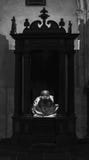 Sacerdote che prega dentro una cabina in una cattedrale in bianco e nero Fotografia Stock Sacerdote che prega dentro una cabina in una cattedrale in bianco e nero Fotografia Stock