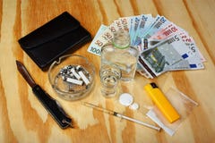 Sachen auf dem Tisch ein krimineller Drogenhändler stockbilder Sachen auf dem Tisch ein krimineller Drogenhändler stockbilder