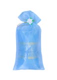 Saco azul colorido do presente da tela com as flores isoladas no fundo branco com trajeto de grampeamento imagem de stock royalty free Saco azul colorido do presente da tela com as flores isoladas no fundo branco com trajeto de grampeamento imagem de stock royalty free