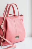 Saco cor-de-rosa Bolsa elegante e luxuosa bonita das mulheres do rosa do couro da forma isolada no fundo branco Couro cor-de-rosa foto de stock Saco cor-de-rosa Bolsa elegante e luxuosa bonita das mulheres do rosa do couro da forma isolada no fundo branco Couro cor-de-rosa foto de stock