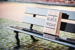 Saco de papel de Black Friday Imagem de Stock Royalty Free Saco de papel de Black Friday Imagem de Stock Royalty Free