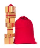 Saco vermelho do Natal e pilha dos presentes, isolados no backgrou branco Foto de Stock