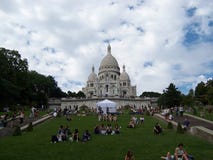 Sacre Coeur bazylika w letnim dniu Wielka ?redniowieczna katedra Sierpie? 05, 2009, Pary?, Francja, Europa obrazy stock Sacre Coeur bazylika w letnim dniu Wielka ?redniowieczna katedra Sierpie? 05, 2009, Pary?, Francja, Europa obrazy stock