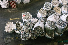 Sacs avec du plastique réutilisé à une installation de triage de rebut Récupération de place et tri distincts Réutilisation et ré photos libres de droits Sacs avec du plastique réutilisé à une installation de triage de rebut Récupération de place et tri distincts Réutilisation et ré photos libres de droits