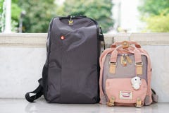 Sacs à dos dans le concept de déplacement d'amants photographie stock libre de droits Sacs à dos dans le concept de déplacement d'amants photographie stock libre de droits