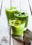 Sacudidas verdes sanas del Smoothie en vidrios de consumición foto de archivo Sacudidas verdes sanas del Smoothie en vidrios de consumición foto de archivo