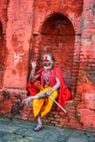 Sadhu de Shaiva que vaga (hombre santo) en el templo antiguo de Pashupatinath imagen de archivo Sadhu de Shaiva que vaga (hombre santo) en el templo antiguo de Pashupatinath imagen de archivo